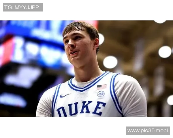 因足部扭伤缺席全明星周末！弗拉格回杜克大学看球 伤脚穿保护靴