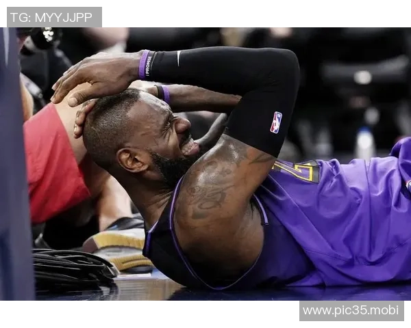 惊天大反转！詹姆斯倒地无人问津，勇士替补席冷漠无视，观众反应揭露真相